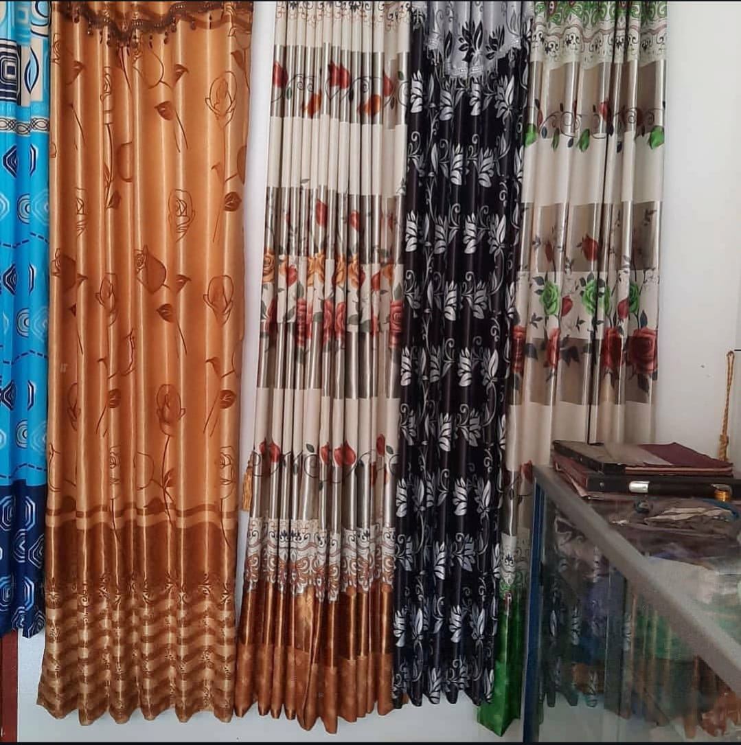 Display gorden berbagai motif dan warna di Toko Nur Fajri Ambal