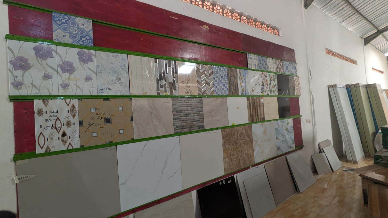 Display motif keramik dinding Toko Nur Fajri Ambal