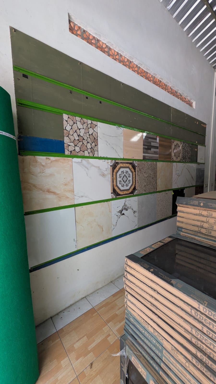 Display motif granit dan keramik lantai Toko Nur Fajri