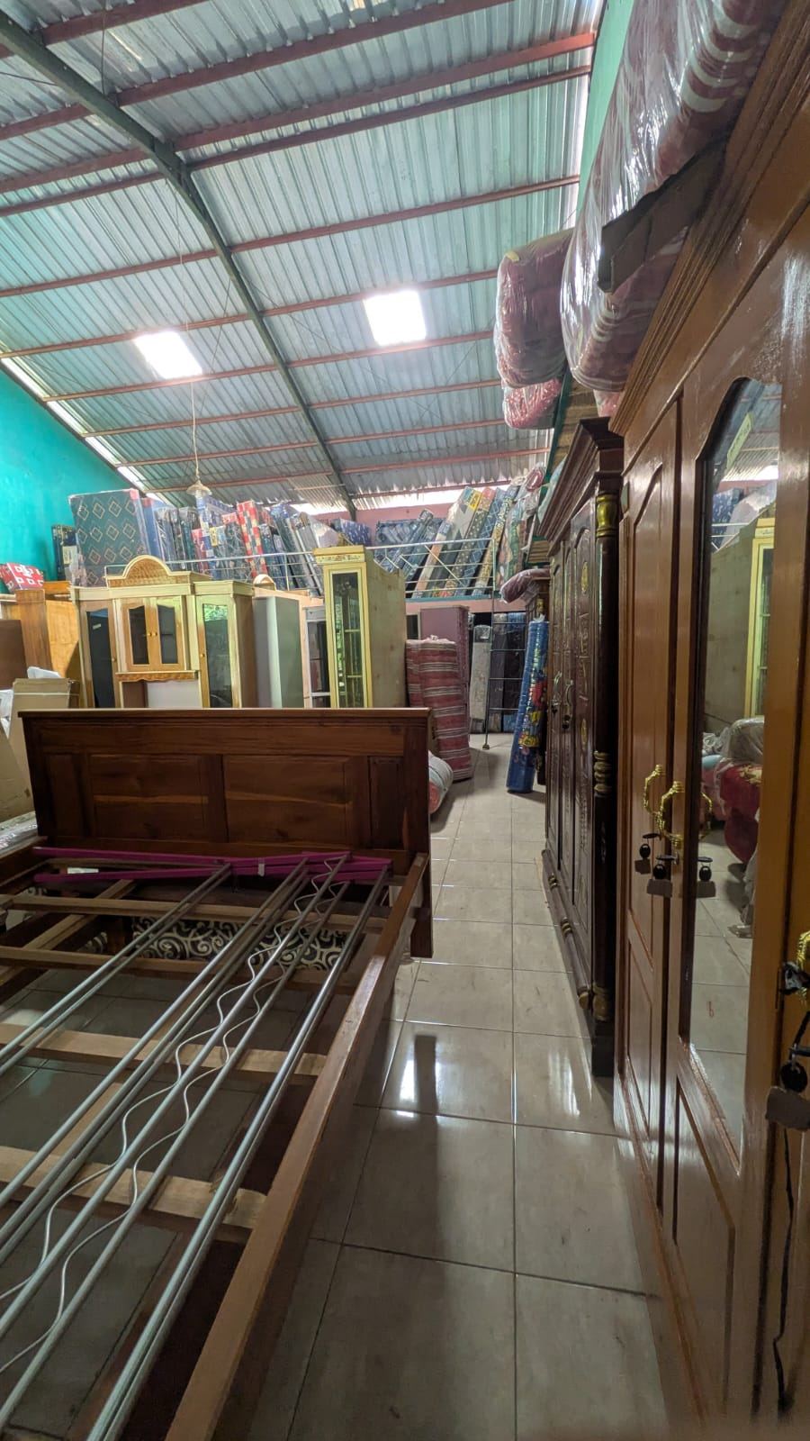 Gudang lemari dan rangka tempat tidur kayu Toko Nur Fajri