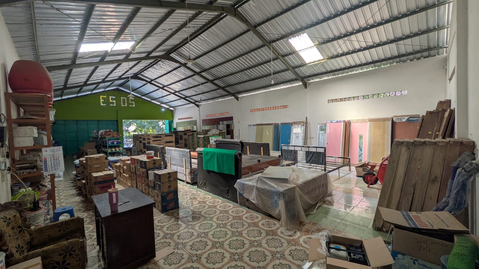 Ruang pamer mebel, sofa, pintu, dan kasur Toko Nur Fajri Ambal