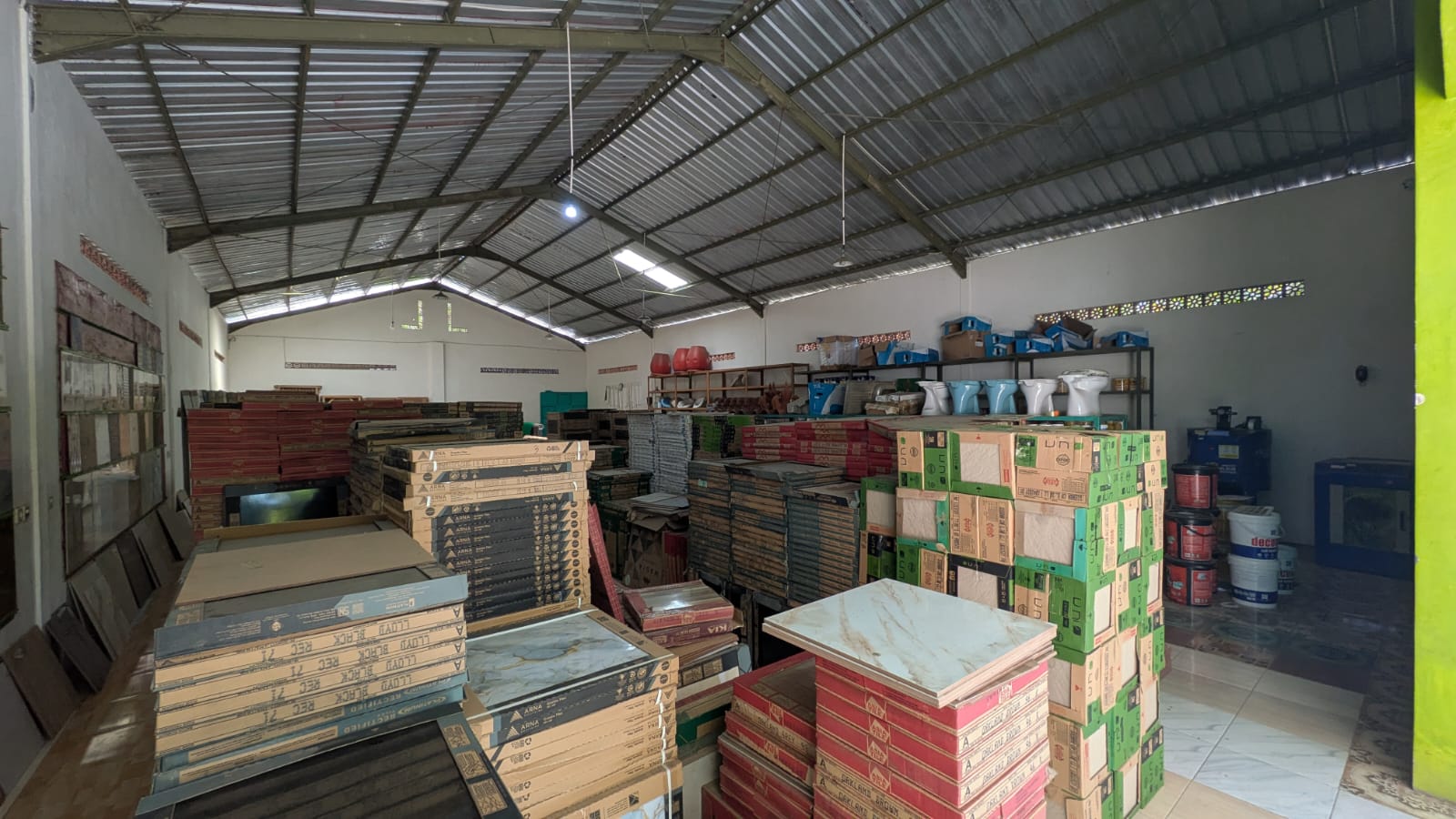 Stok granit, keramik, dan kloset di gudang Toko Nur Fajri Ambal